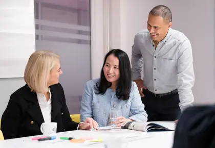 En gruppe mennesker som sitter ved et bord