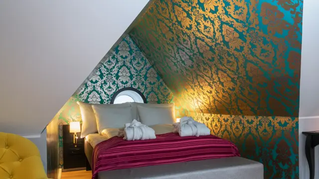Seng og lenestol på juniorsuite på Thon Hotels Rosenkrantz Bergen 