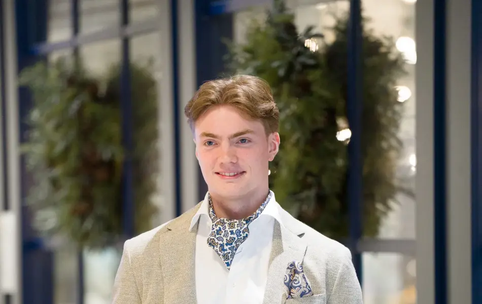 4MenBlazer 4400 bukse 1700 skjorte 1700 ascott 1200 tørkle 600 belte 700 Sapatos sko 1700-1.jpg