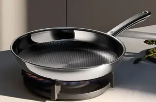 Stekepanne med mønstret stekeflate på koketopp.
