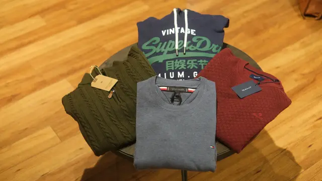 Fire gensere dandert på et bord