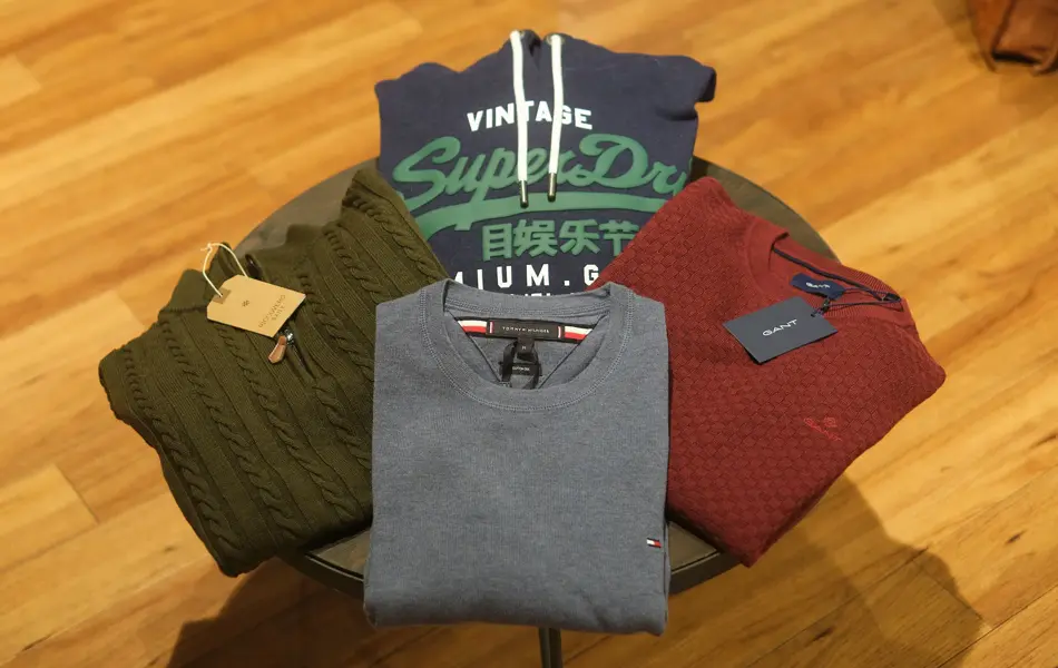 Fire gensere dandert på et bord