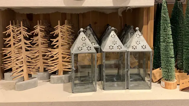 hylle med lyslykter og pyntetrær