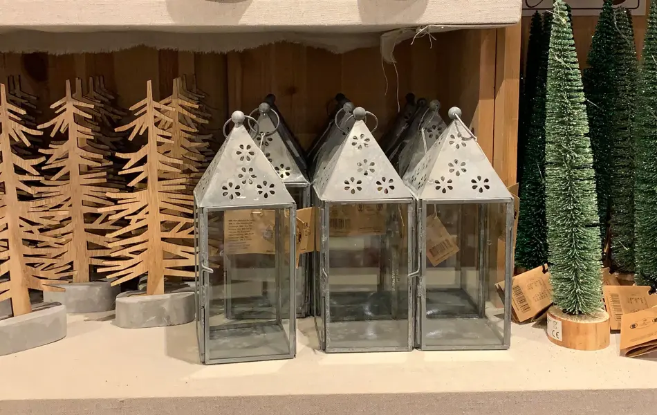 hylle med lyslykter og pyntetrær