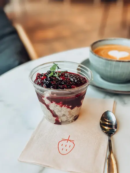 Chiapudding og en kopp med kaffe