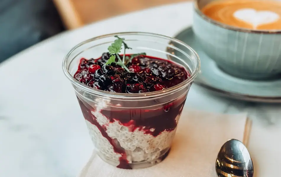 Chiapudding og en kopp med kaffe