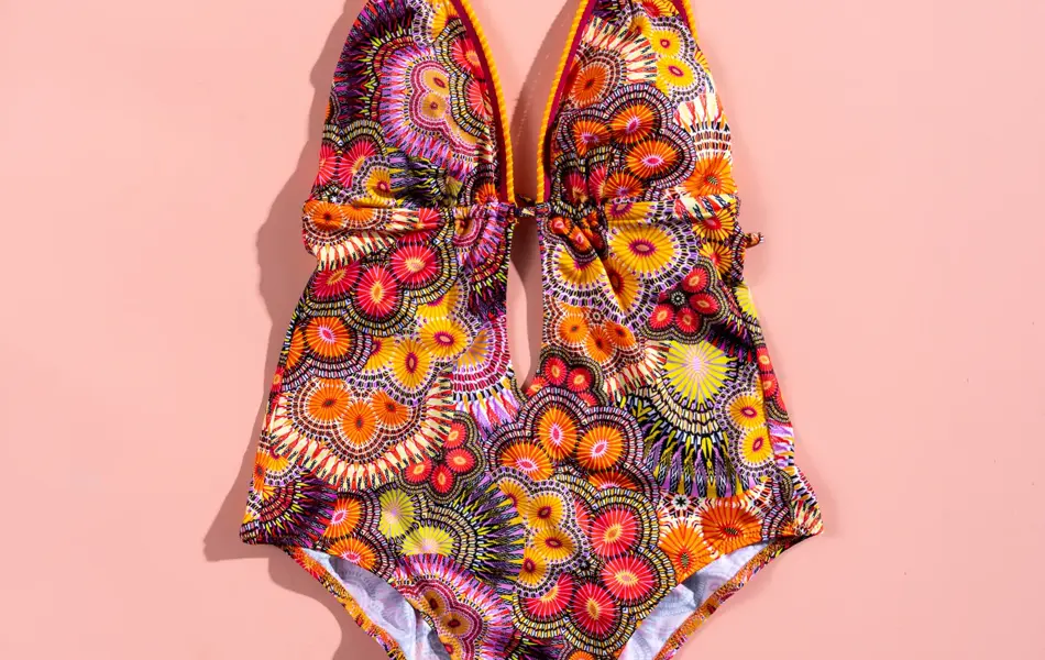 Mønstrete badedrakt - orange og rosa på rosa bakgrunn