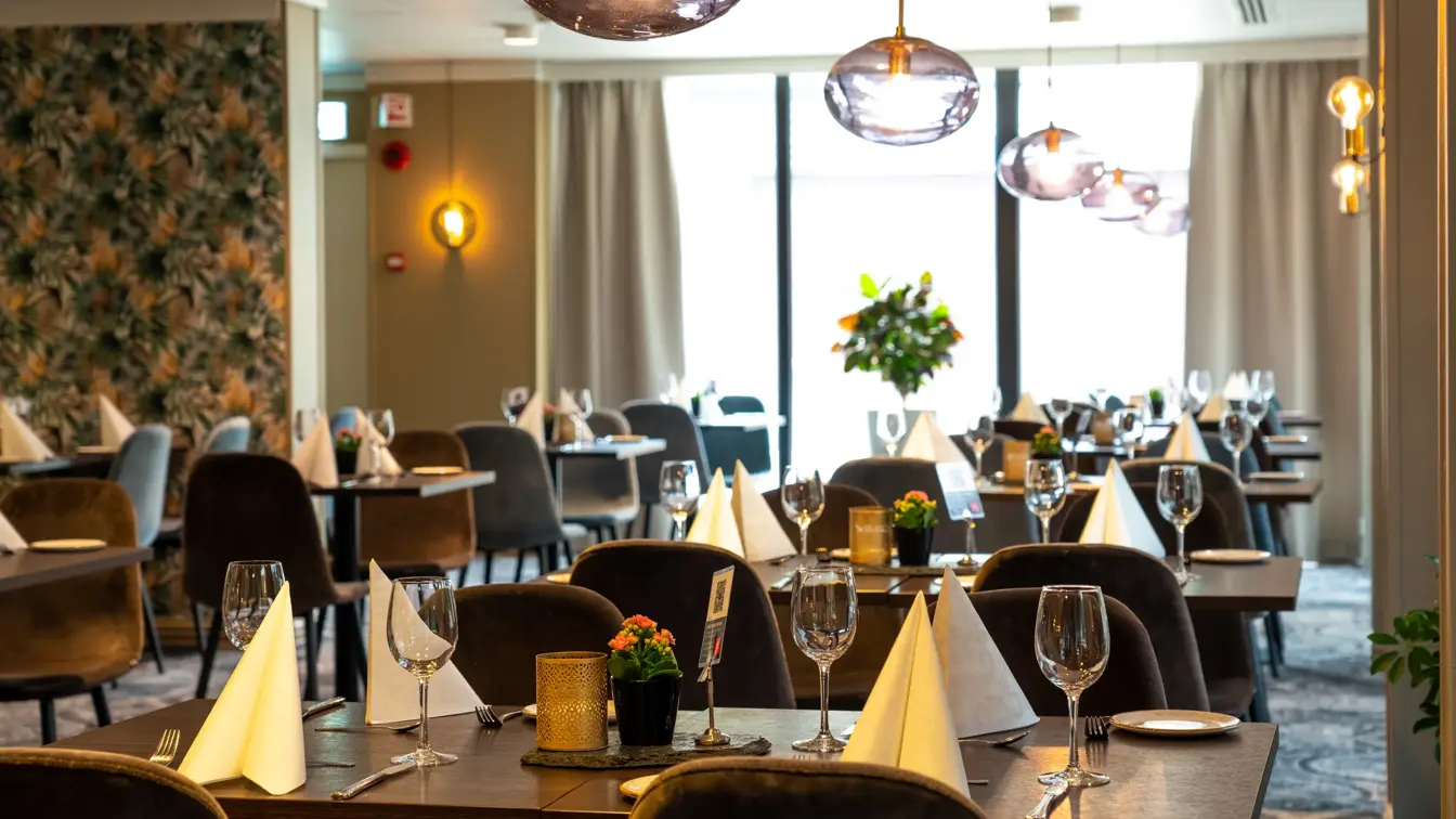 Restaurant, spisebord, spisestoler, servise, vindu