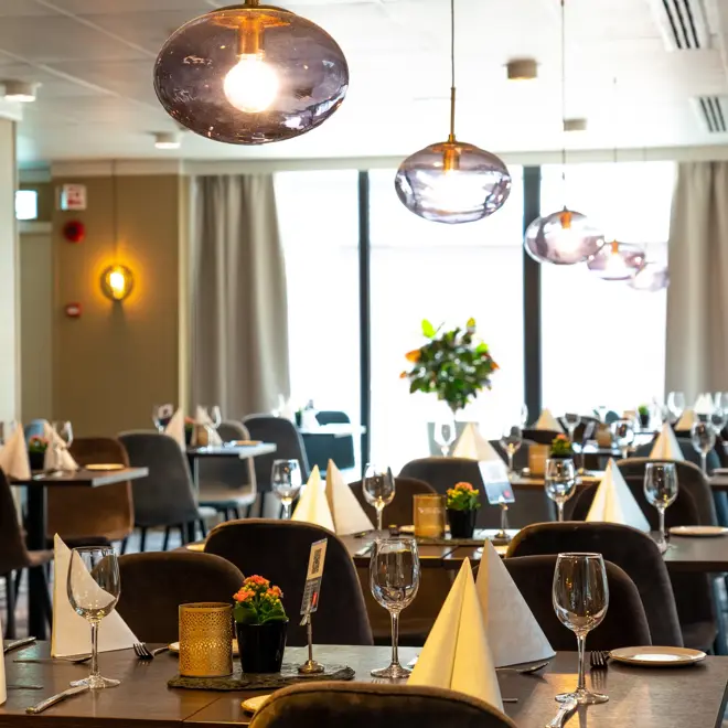 Restaurant, spisebord, spisestoler, servise, vindu