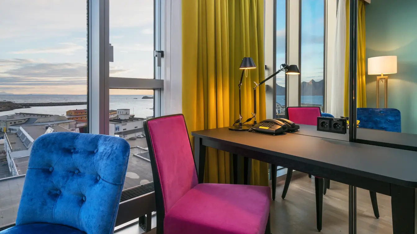 skrivepult med utsikt på Superior room på Thon hotel Lofoten i Svolvær