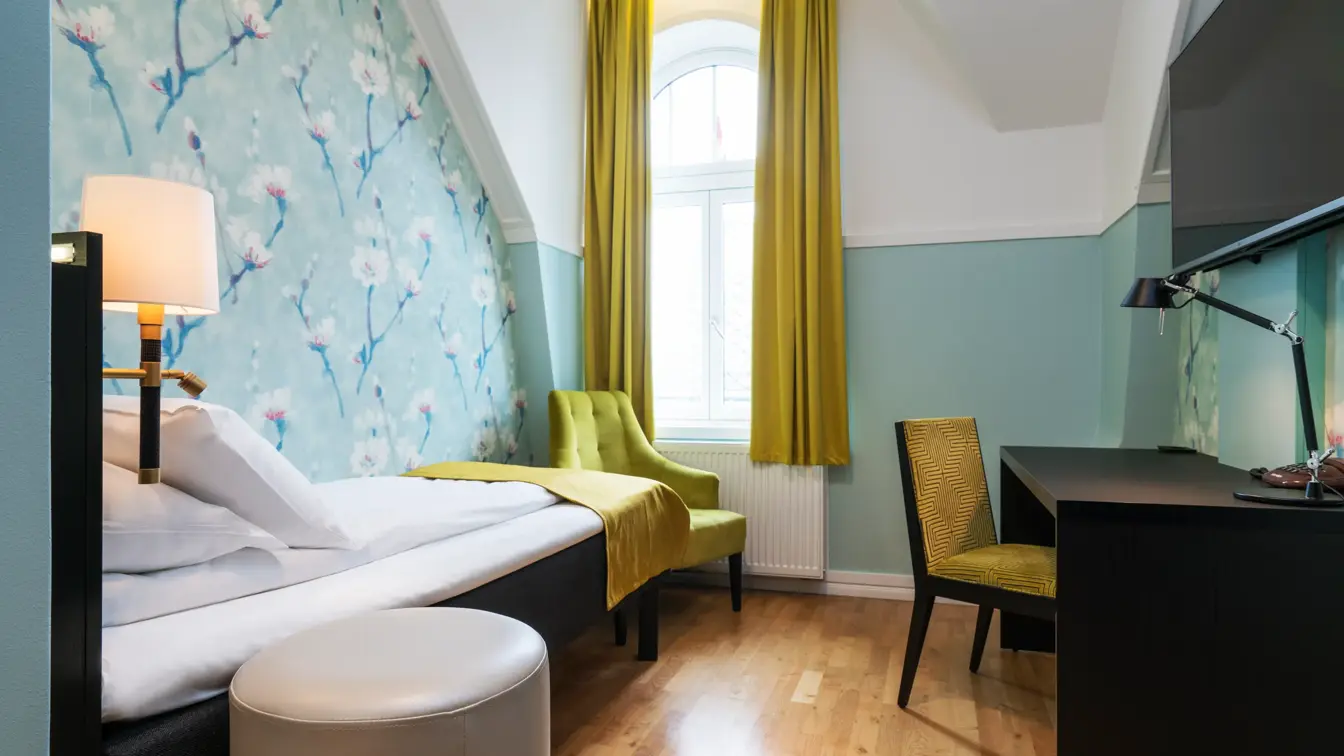 Seng, skrivebord og TV i enkeltrom på Thon Hotel Nidaros i Trondheim