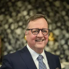 Portrettbilde av Morten Thorvaldsen i dress. 