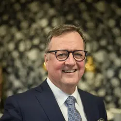 Portrettbilde av Morten Thorvaldsen i dress. 