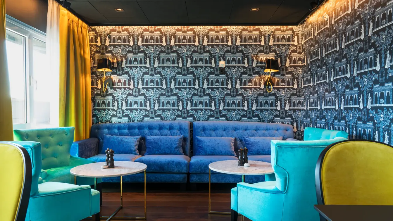 Sittegruppe i lounge i toppetasjen på Thon Hotel Orion i Bergen sentrum. 