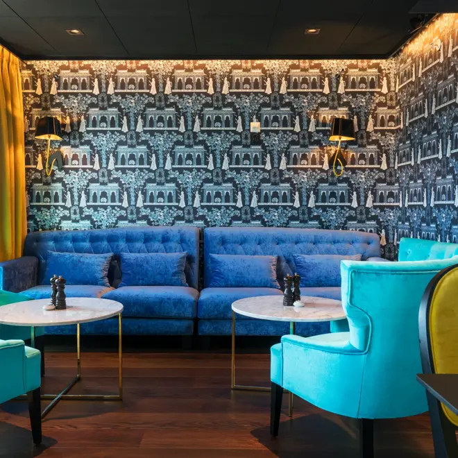 Sittegruppe i lounge i toppetasjen på Thon Hotel Orion i Bergen sentrum. 