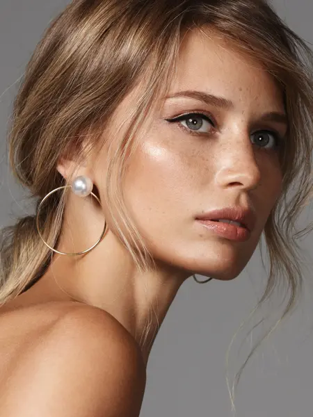 Modell med lav og rufsete hestehale, sett fra siden