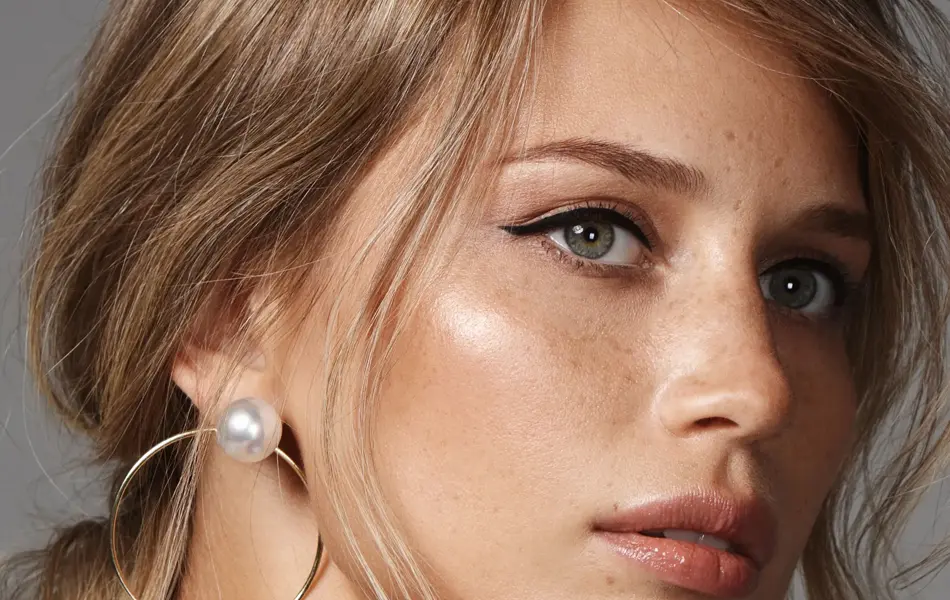 Modell med lav og rufsete hestehale, sett fra siden