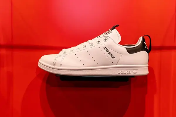 Sko på rød bakgrunn