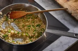 Stekepanne med risotto og grønne grønnsaker.
