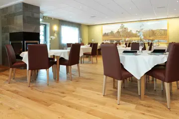 Dekkede bord på restaurant på Thon Hotel Surnadal i Surnadalen