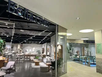 Bildet er fra kjøpesenteret Sørlandssenteret i Kristiandsand. Man ser et utvalg av butikkene på senteret.