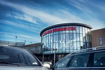 Fasadebilde av Lagunen Storsenter viser senterets inngang