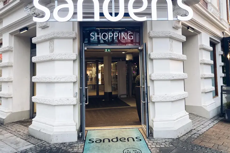 Freequent og Gullfunn fikk en delt første plass for fjorårets beste kundeopplevelse i butikk på Sandens. Kundene har gitt disse to butikkene høyest score.