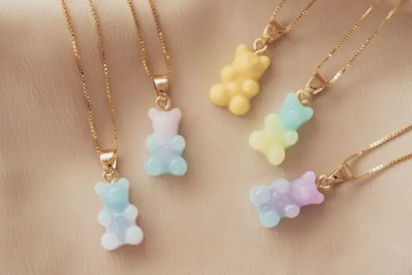 Halskjeder med bjørne-anheng