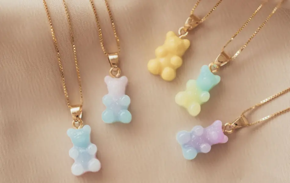 Halskjeder med bjørne-anheng