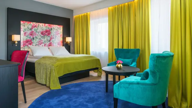 Dobbeltseng med god gulvplass og sitteplass på Thon Hotel Arendal i Arendal sentrum