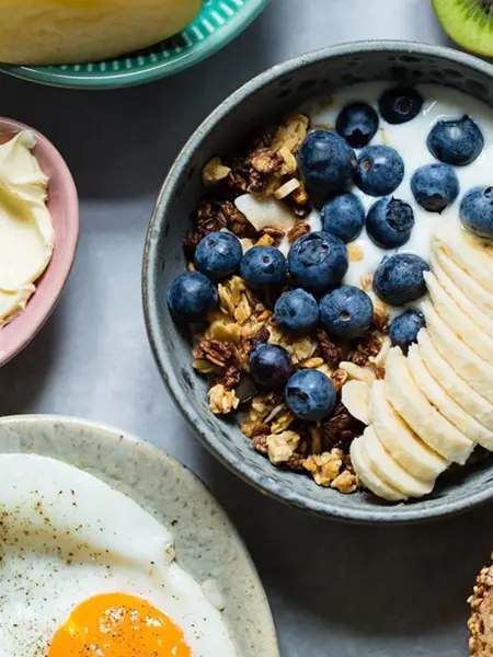 Musli med yogurt, banan og blåbær