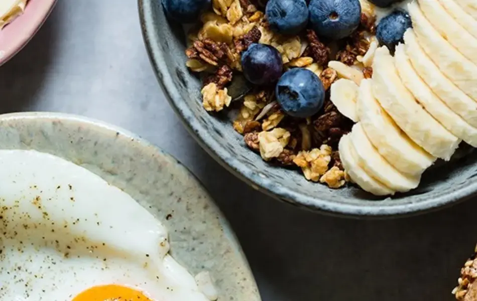 Musli med yogurt, banan og blåbær