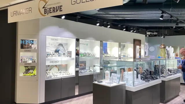 innendørs butikk med smykker og klokker
