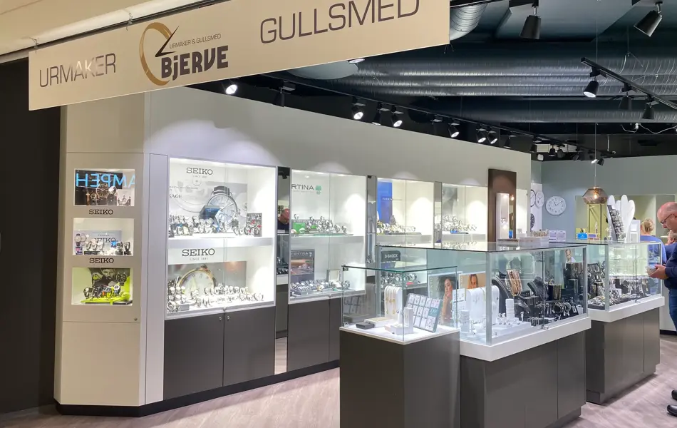 innendørs butikk med smykker og klokker