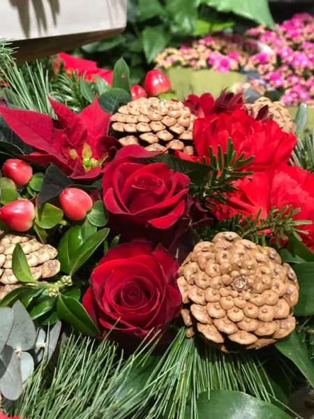 Blomsterbukket bundet fint sammen