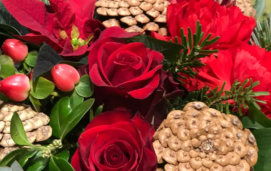 Blomsterbukket bundet fint sammen