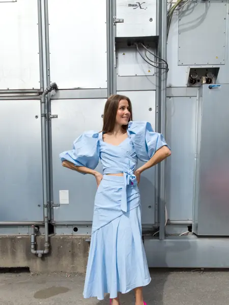 Nina Sandbech i en blå kjole