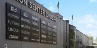 Thon Senter Drøbak fasade, med logo og navn på senteret med butikklogoer under på vegg.