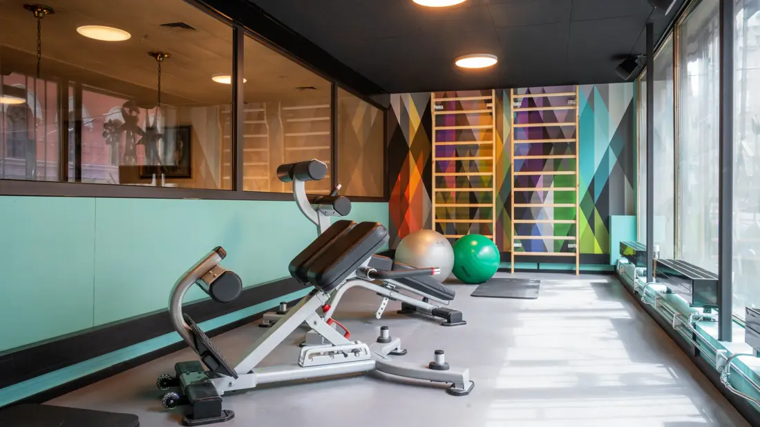 Treningsrom med ribbevegg og baller på Hotel Bristol i Oslo