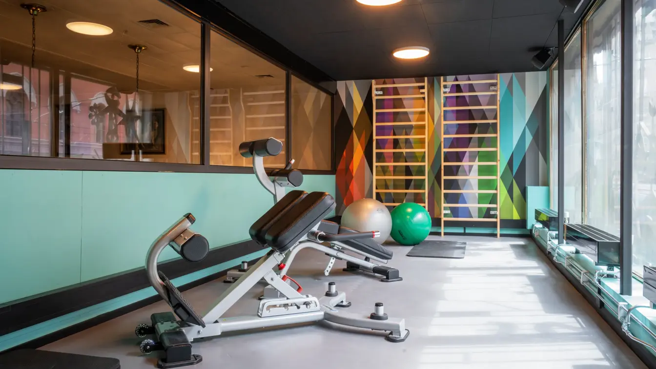 Treningsrom med ribbevegg og baller på Hotel Bristol i Oslo