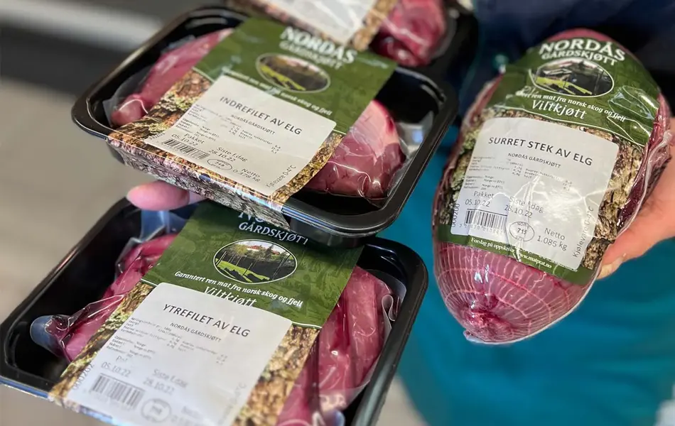 Dame som holder kjøtt