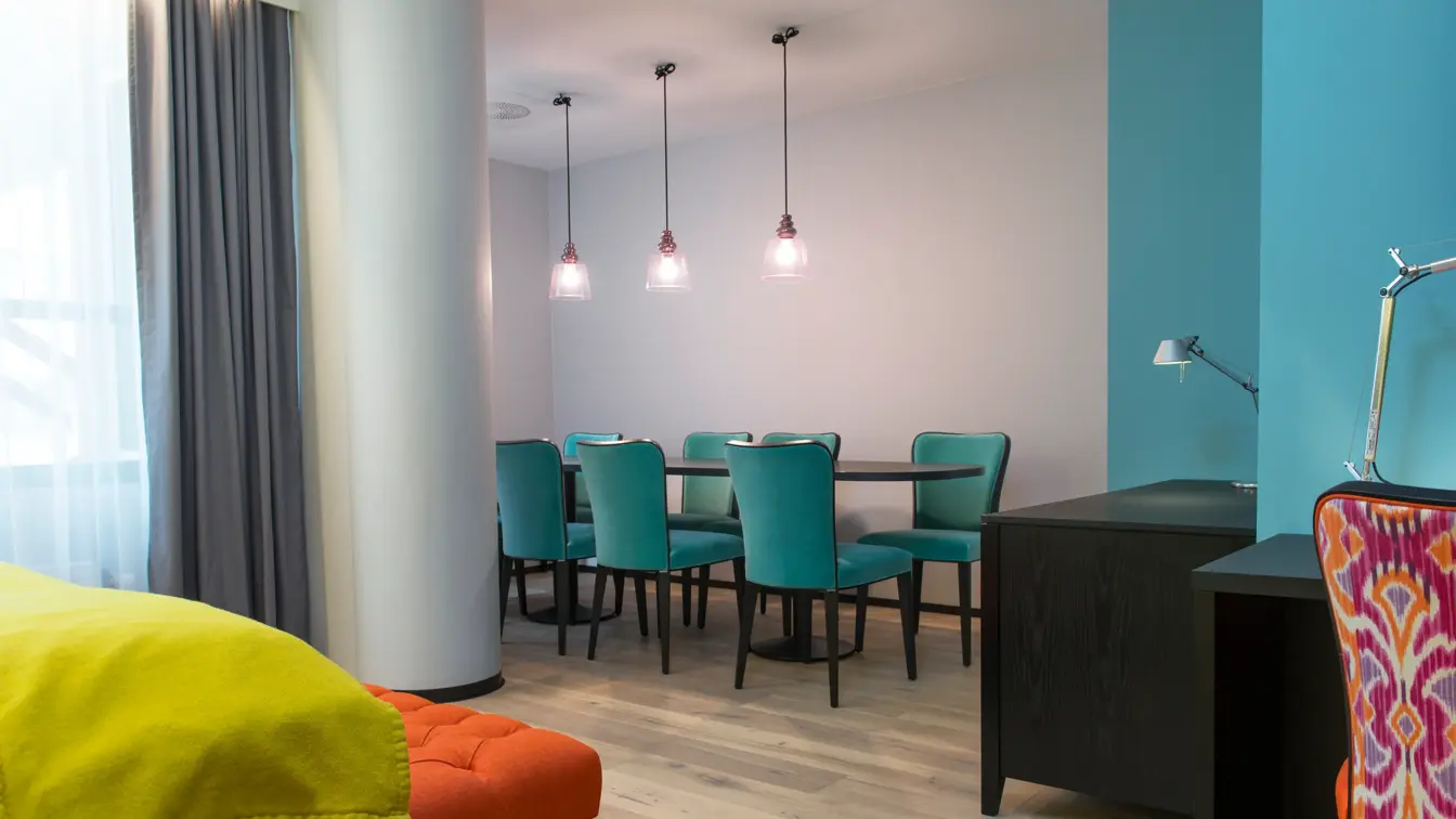 Skrivebord, seng og spisebord i businessrom på Thon Hotel Vika Atrium i Oslo