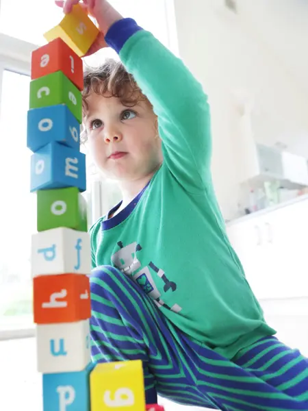 gutt som leker med byggeklosser