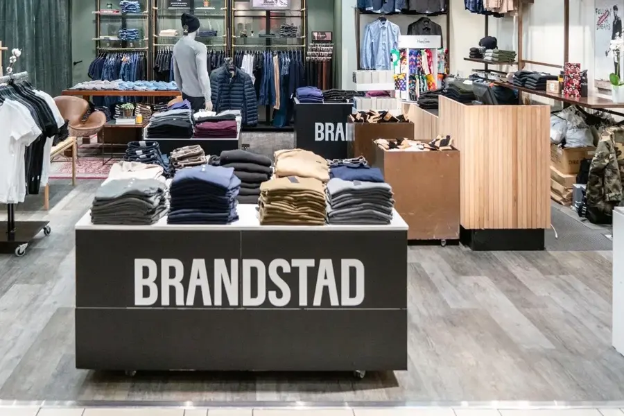 Brandstad herremote, butikkhyller og reoler med bukser og gensere til herrer.