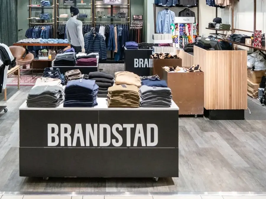 Brandstad herremote, butikkhyller og reoler med bukser og gensere til herrer.