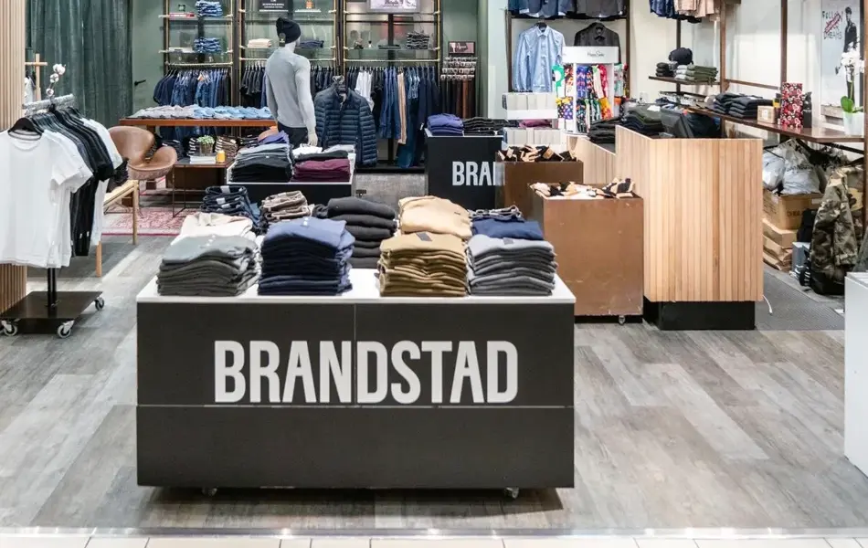 Brandstad herremote, butikkhyller og reoler med bukser og gensere til herrer.