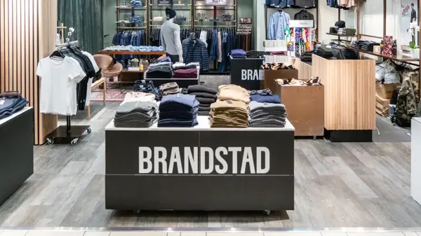 Brandstad herremote, butikkhyller og reoler med bukser og gensere til herrer.