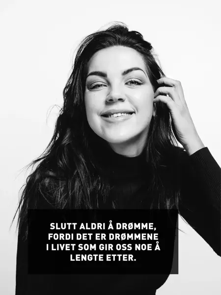 Ung kvinne med mørkt hår som smiler og har utsagnet Slutt aldri å drømme, fordi det er drømmene i livet som gir oss noe å lengte etter. 
