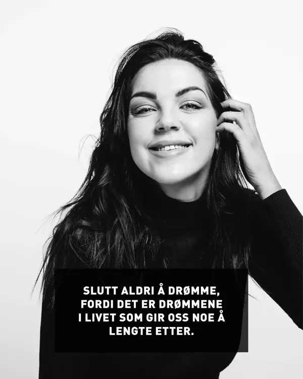Ung kvinne med mørkt hår som smiler og har utsagnet Slutt aldri å drømme, fordi det er drømmene i livet som gir oss noe å lengte etter. 