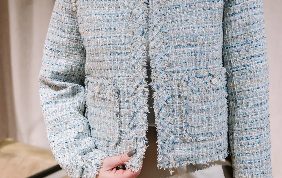 dame i vårklær står ved prøverom